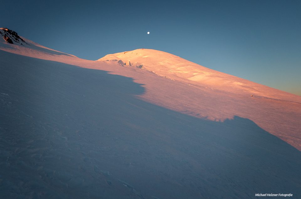 Sonnenaufgang auf der Nordroute zum Elbrus 5642m, Kaukasus / Russland